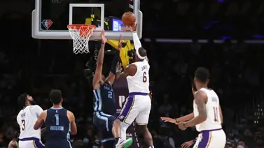 Carmelo empuja a los Lakers a su primera victoria Carmelo empuja a los Lakers a su primera victoria