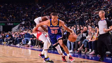 Curry demuestra su poderio con 50 puntos ante los Hawks