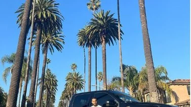"La Roca" le regala su camioneta personalizada a un fan (+Foto)