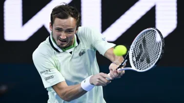 Medvedev avanza semifinales con una heroica remontada