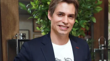 ASI ES EL ROLLO: Miriam Abreu, Carlos Baute, Adrián Delgado y Alexandra Braum y La Reina Isabel II