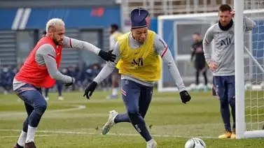 Mbappé se lesiona en el entrenamiento y es duda para el partido frente al Real Madrid Mbappé se lesiona en el entrenamiento y es duda para el partido frente al Real Madrid