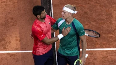 Novak Djokovic despacha al español Fokina para avanzar a la cuarta ronda del Roland Garros