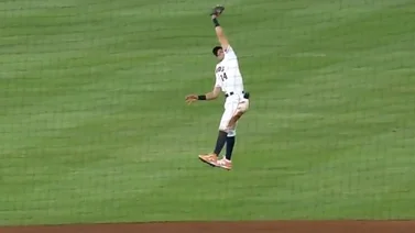 MLB: ¿PUEDE VOLAR? El hondureño Mauricio Dubón hizo una GRAN jugada la segunda base (+VIDEO)