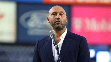 MLB: Derek Jeter desprecia un regalo especial de David Ortiz en plena transmisión (+video)