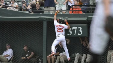 ¡Con el guante también! Anthony Santander le roba un cuadrangular a Julio Rodríguez (+Video)