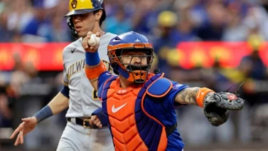 MLB: Francisco Álvarez deslumbra con su defensiva en esta jugada ante Milwaukee (+video)