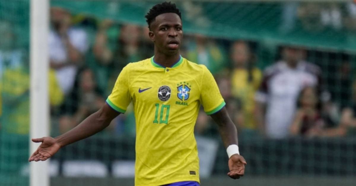 Multan a aficionados por una pancarta racista contra Vinicius Jr.