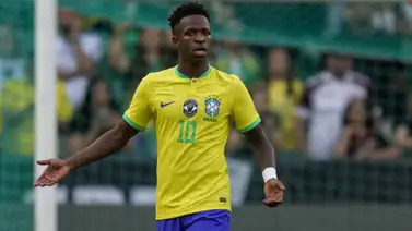 Multan a aficionados por una pancarta racista contra Vinicius Jr. Multan a aficionados por una pancarta racista contra Vinicius Jr.