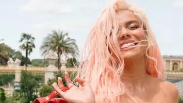 Karol G brilló en las pasarelas de París e impactó con su cabello rosa