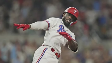 Adolis García batea jonrón en tres juegos consecutivos y apunta a su récord de cuadrangulares en un año