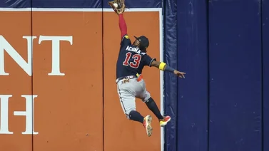 MLB: ¡MVP! Ronald Acuña Jr. pega un salto y evita un extrabase con esta atajada (+Video)
