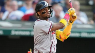 MLB: Ronald Acuña Jr. no quita el pie del acelerador y se fue dos veces para la calle (+Video)