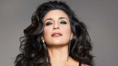 ¡Upa! Karina libera toda su sensualidad luciendo un corset ajustadito y con aberturas