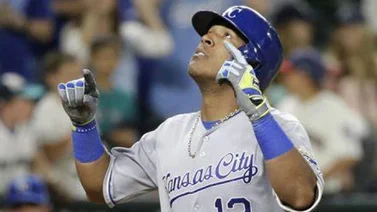 MLB: Salvador Pérez salió del partido y encendió alarmas en Kansas City