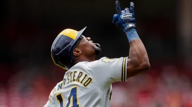 MLB: Vea el batazo con el que Andruw Monasterio le dio la victoria a Cerveceros frente a los Rojos (+Video)