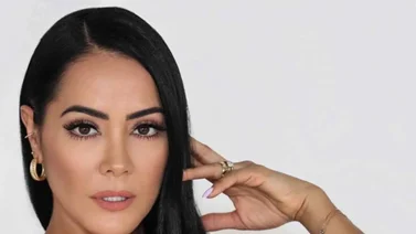 A sus 45 años, Norkys Batista posa en hilo dental en la playa