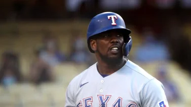 MLB: Adolis García retirado del encuentro después de pelotazo (+Video)