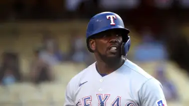 MLB: Adolis García retirado del encuentro después de pelotazo (+Video) MLB: Adolis García retirado del encuentro después de pelotazo (+Video)