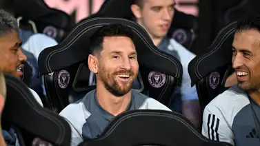 Mira la buena compañía de Lionel Messi en el banquillo de suplentes Mira la buena compañía de Lionel Messi en el banquillo de suplentes