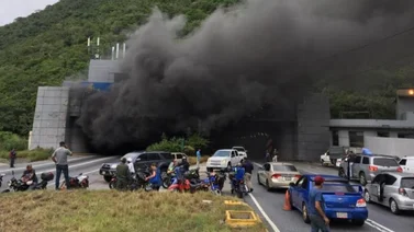 ¡De terror! Un auto se incendió en el túnel de Boquerón I entre Caracas - La Guaira