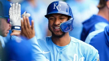 MLB: Edward Olivares sacó a relucir su poder con el madero (+Video)