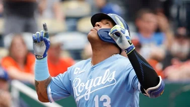 MLB: ¡Descomunal! Así la volvió a desaparecer Salvador Pérez con Kansas City (+Video)