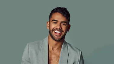 Carlos Adyan conductor de Telemundo presume su buen cuerpo posando muy sexy en la playa