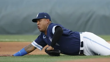 MLB: ¡Arriesgando el físico! Mira el jugadón de Salvador Pérez en la inicial (+video)