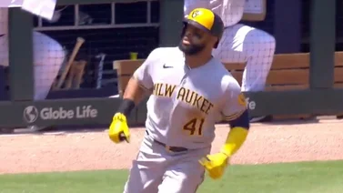 MLB: ¡El cambio no le afectó! Carlos Santana conectó el primer jonrón con su nueva camiseta (+Video)