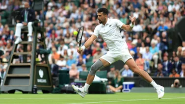 Novak Djokovic domina en su regreso a Wimbledon y avanza a la segunda ronda