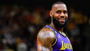 NBA: LeBron James firma contrato millonario con Los Ángeles Lakers 