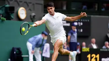 Carlos Alcaraz sigue firme y avanza en Wimbledon Carlos Alcaraz sigue firme y avanza en Wimbledon
