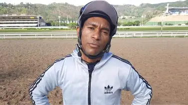 Mira lo que expresa el aprendiz Ángel Ybarra de sus montas del domingo en La Rinconada Mira lo que expresa el aprendiz Ángel Ybarra de sus montas del domingo en La Rinconada