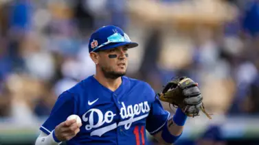 MLB: Venezolano Miguel Rojas amenaza con quitarle la titularidad del shortstop a Mookie Betts en los Dodgers MLB: Venezolano Miguel Rojas amenaza con quitarle la titularidad del shortstop a Mookie Betts en los Dodgers