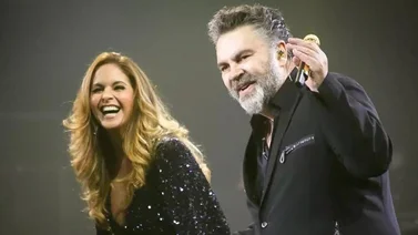 El “piquito” que le dio Lucero a Manuel Mijares en pleno show en vivo ¿Reconciliación?