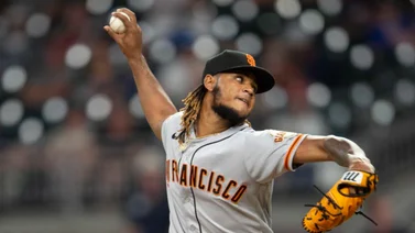MLB: Camilo Doval extiende su buen momento frente a los Bravos