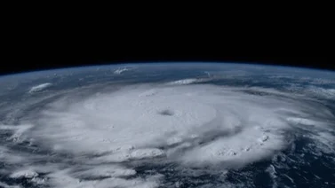 Huracán Beryl pierde fuerza tras su paso por Yucatán y se desplaza hacia Texas