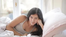 mujer en la cama