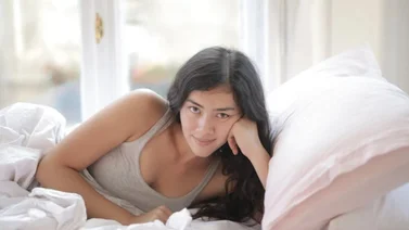 mujer en la cama