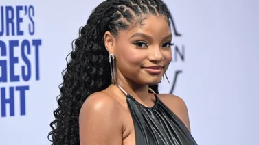 Halle Bailey derrite las redes sociales al mostrar el rostro de su bebé por primera vez