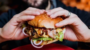 comiendo hamburguesa