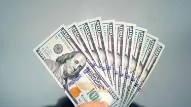 Esto es lo que puede ocurrir si intentas retirar $10,000 dólares en efectivo del banco