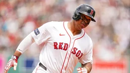 MLB: Rafael Devers se va para la calle y deja atrás a esta leyenda de los Medias Rojas (+Video)