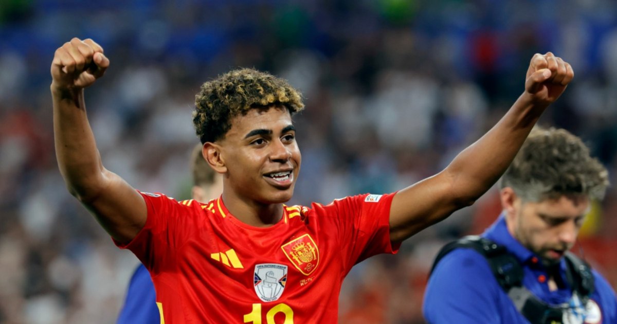 Lamine Yamal posó vestido con la camisa de este histórico de Brasil