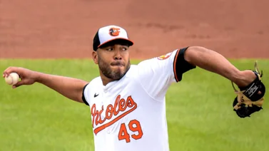 MLB: Albert Suárez enciende las alarmas en Baltimore y Caracas por aparente lesión