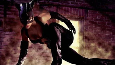 Halle Berry se pone erótica para celebrar los 20 años de haber protagonizado la película "Gatúbela"