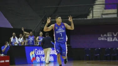SPB: ¡Sangre fría! Jhornan Zamora encesta kilométrico triple para Trotamundos (+Video)