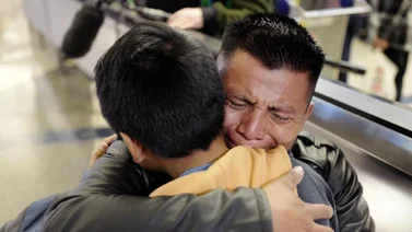 Abrazo en aeropuerto Estados Unidos