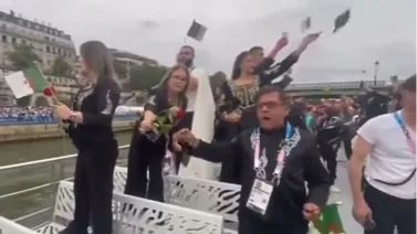 VIDEO | Delegación argelina lanza flores al río Sena durante la inauguración de los JJOO